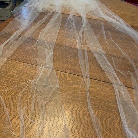 BRAND NEW Pretty long bridal veil in white color. main image 6